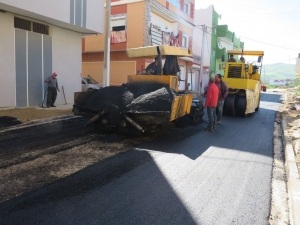 وضع طبقة الخرسانة الاسفلتيّة بنهج علي ابن ابي طالب (طريق النشمة)